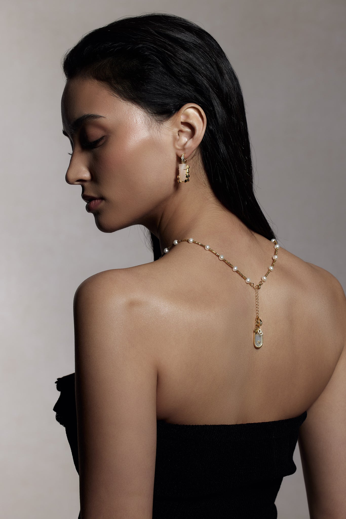 Cassie Natural Pearl Necklace worn on model close-up - FREQNC atelier