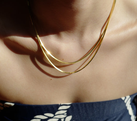 Argento Snake Chain worn on model collarbone - FREQNC