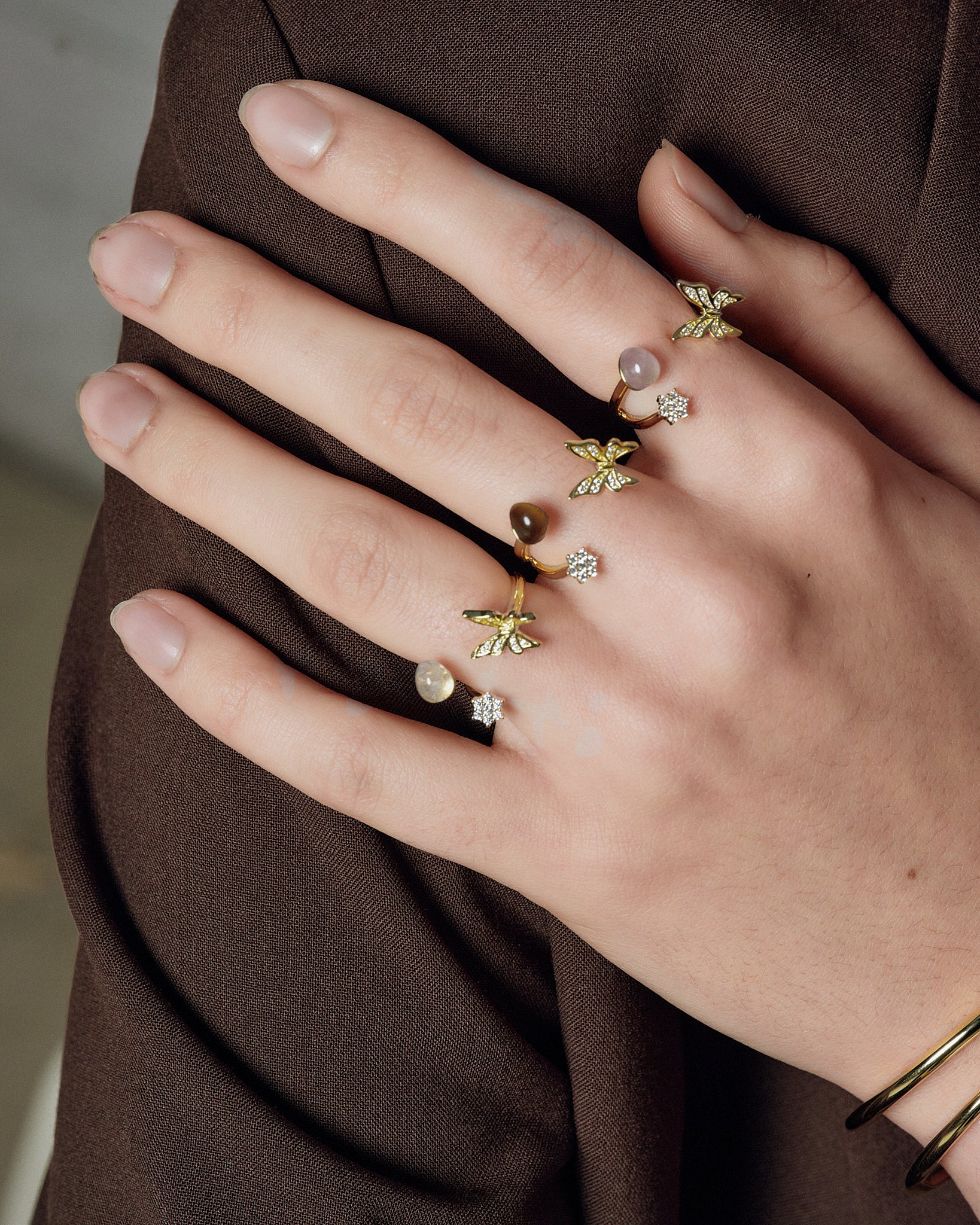 model wearing butterfly ring gold FREQNC atelier