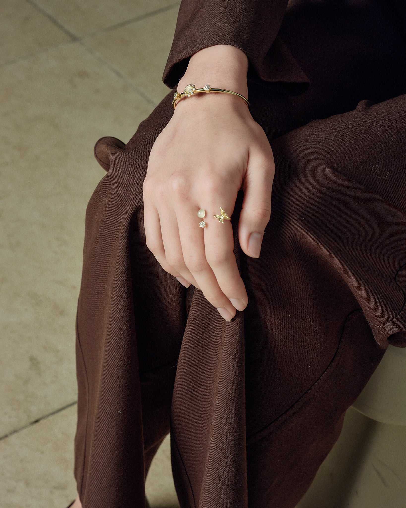 model wearing butterfly ring gold FREQNC atelier