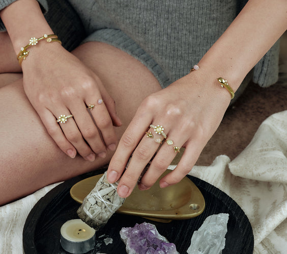 model wearing dolphin ring gold FREQNC atelier