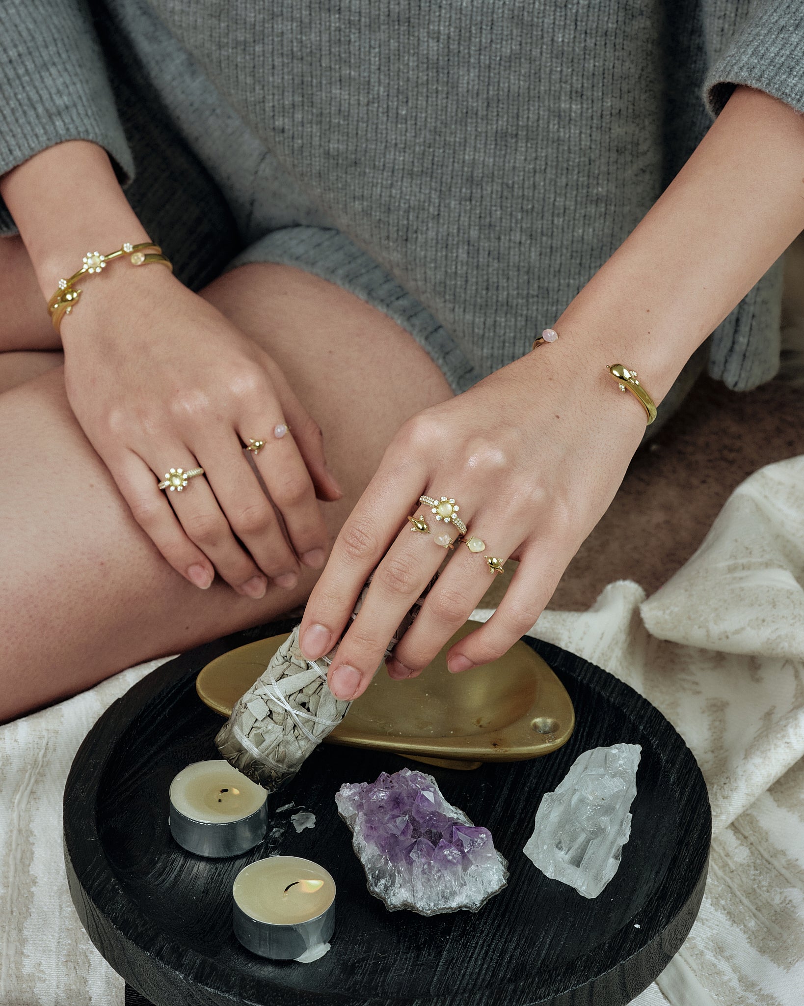 model wearing dolphin ring gold FREQNC atelier
