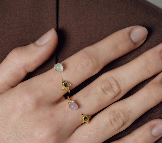 model wearing dolphin ring gold FREQNC atelier