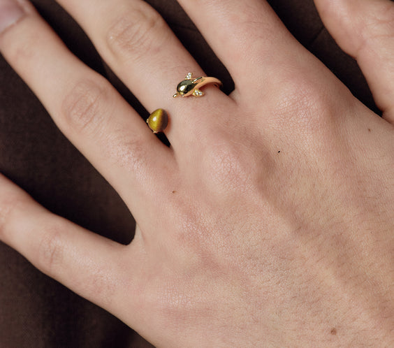 model wearing dolphin ring gold FREQNC atelier