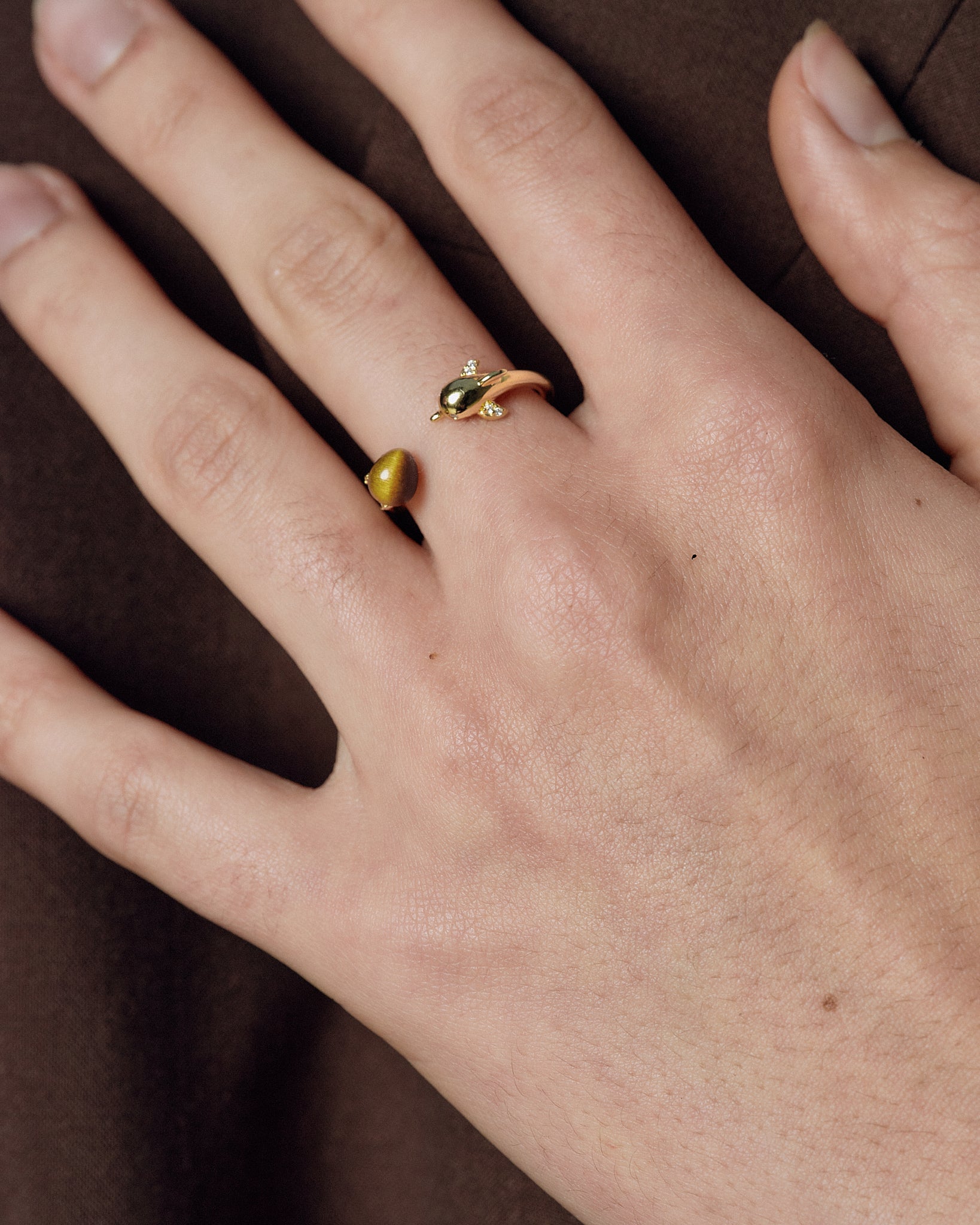 model wearing dolphin ring gold FREQNC atelier