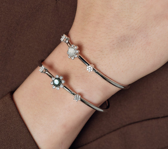 model wearing 8 petals bangle gold FREQNC atelier