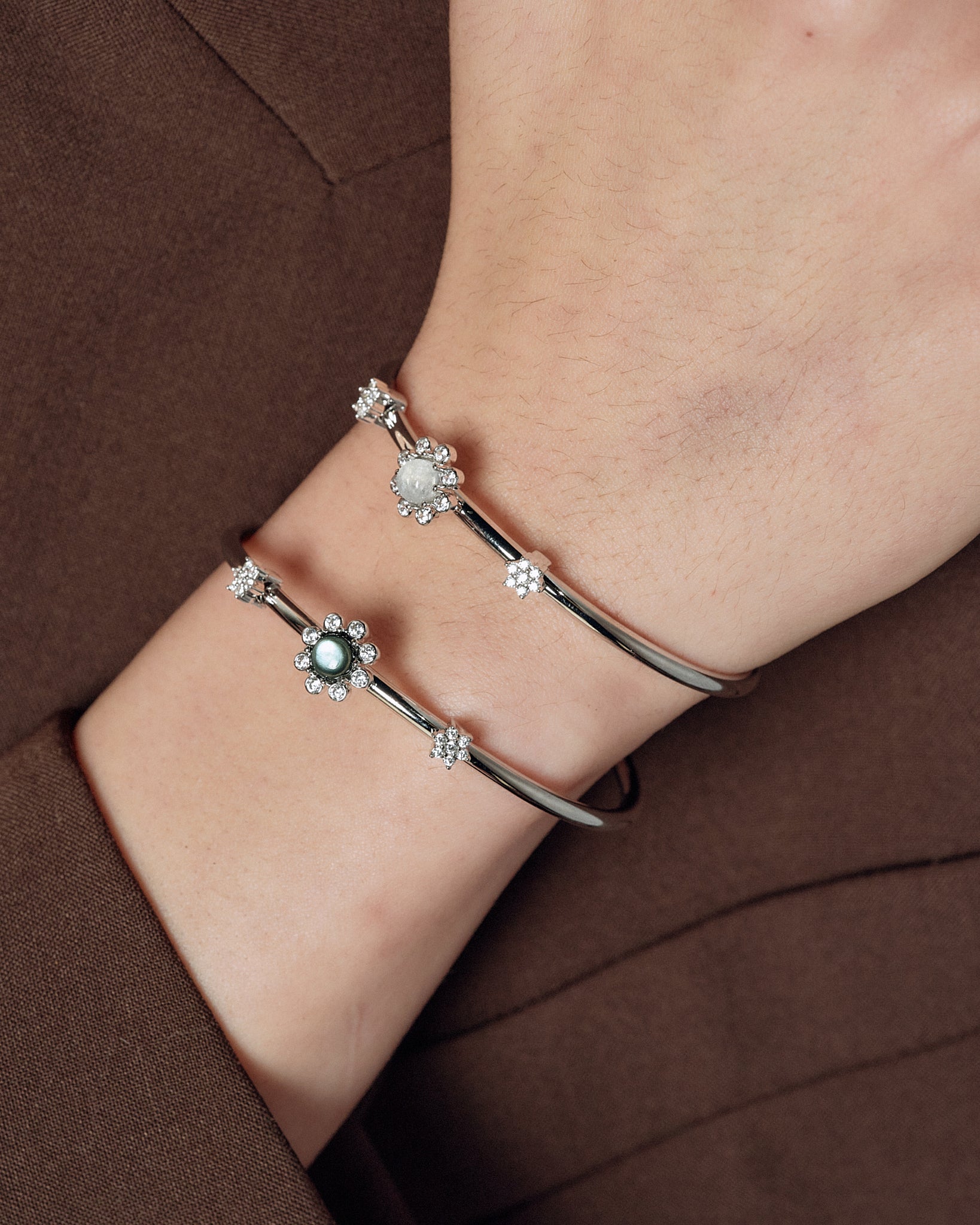model wearing 8 petals bangle gold FREQNC atelier