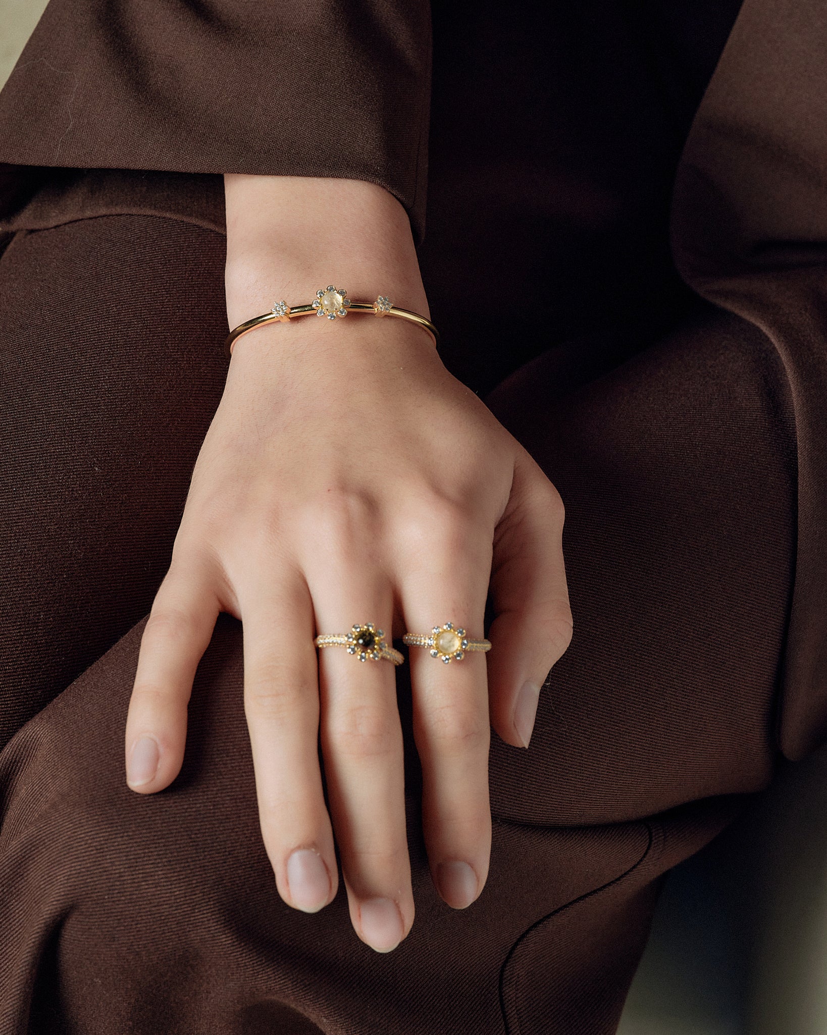 close shot of model wearing 8 petals ring gold FREQNC atelier