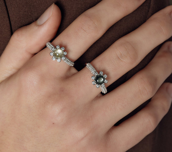 model wearing 8 petals ring silver FREQNC atelier