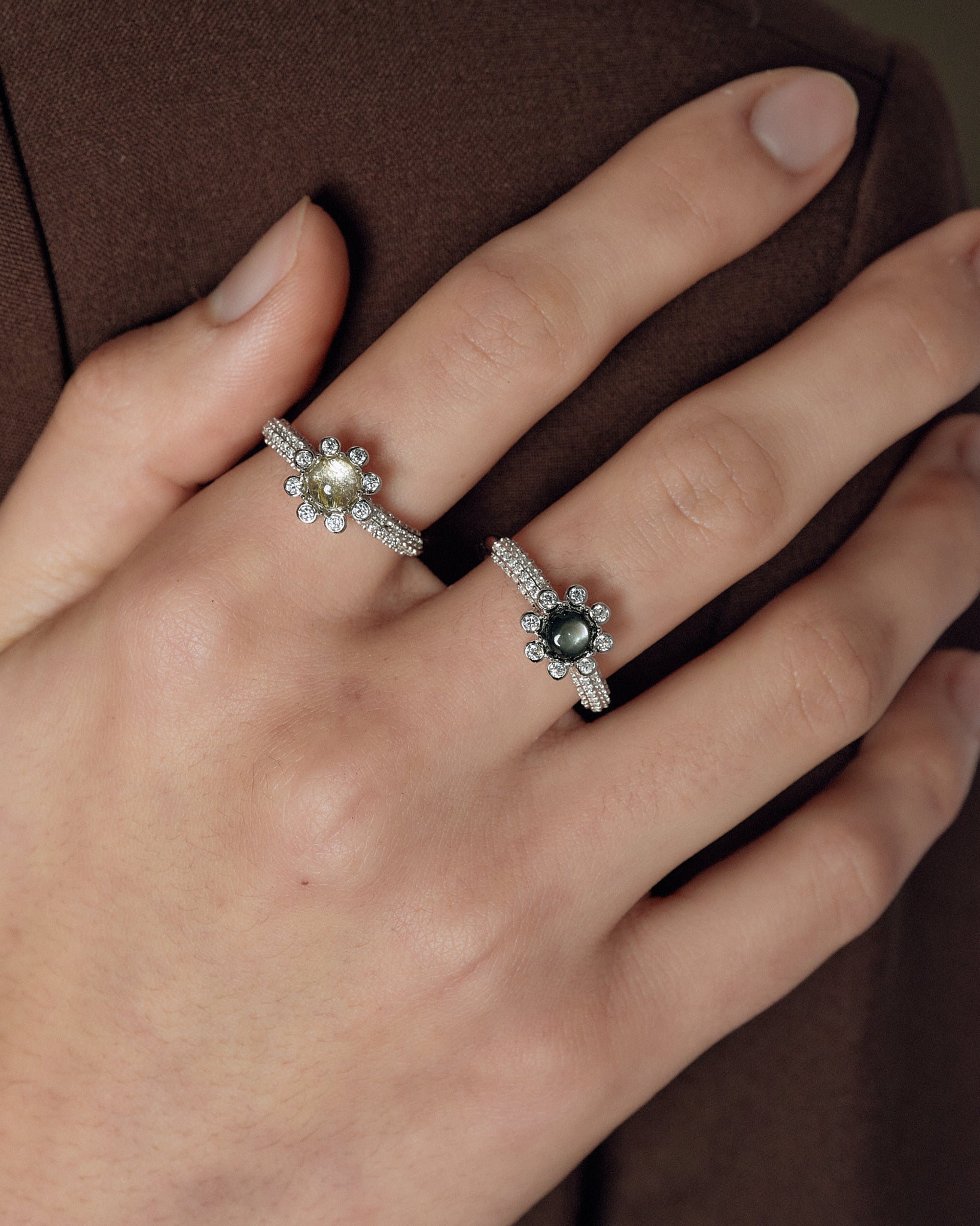 model wearing 8 petals ring silver FREQNC atelier