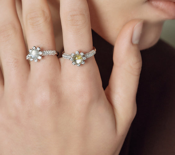 model wearing 8 petals ring silver FREQNC atelier