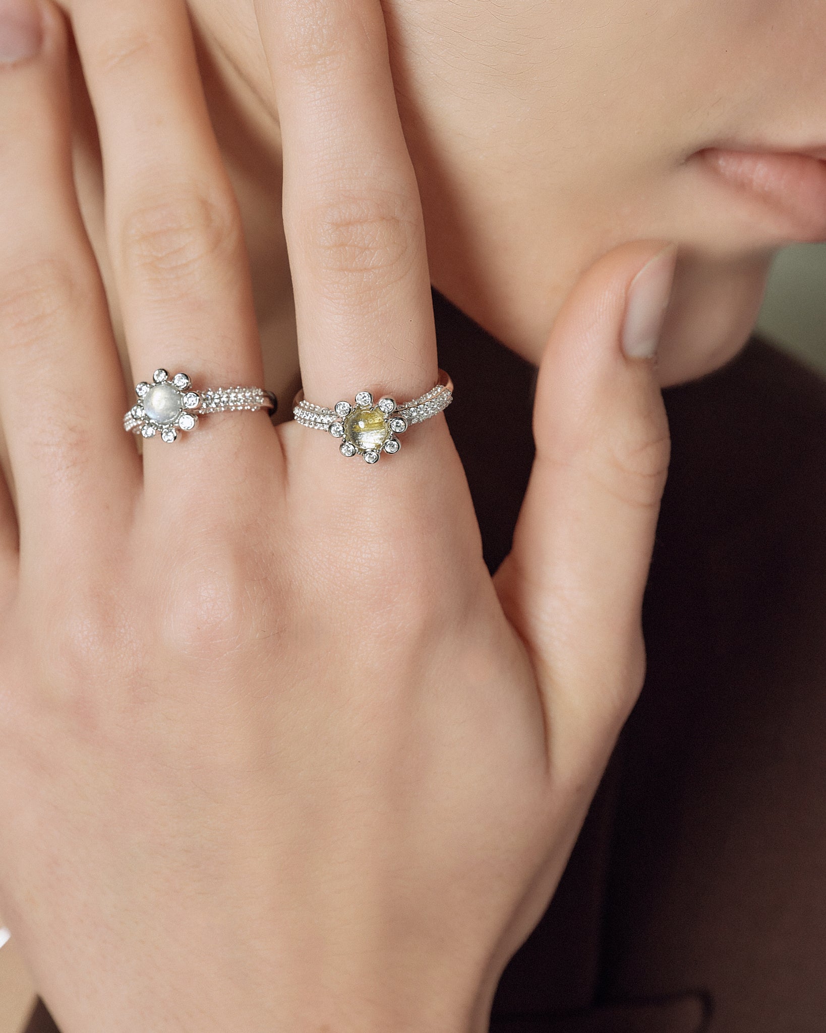 model wearing 8 petals ring silver FREQNC atelier