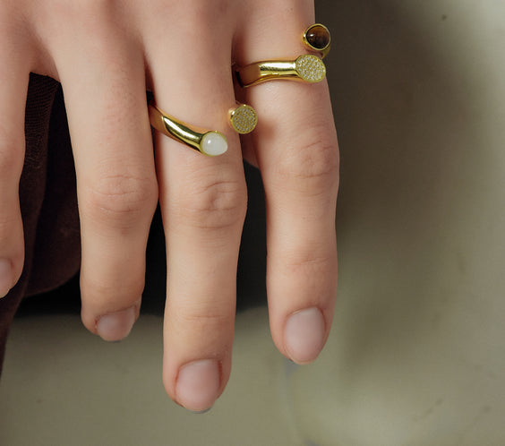 model wearing serpent ring gold FREQNC atelier