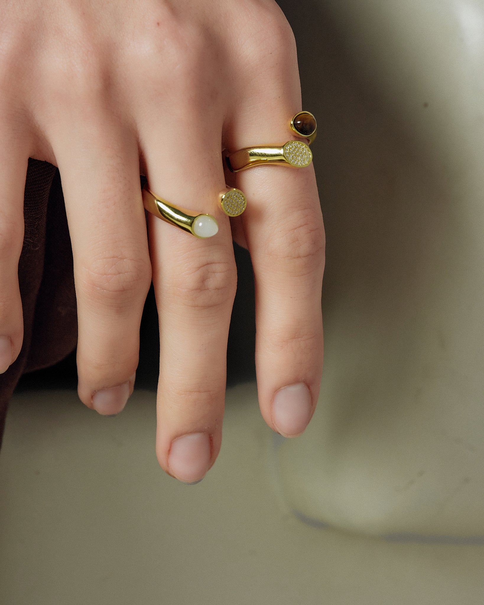 model wearing serpent ring gold FREQNC atelier