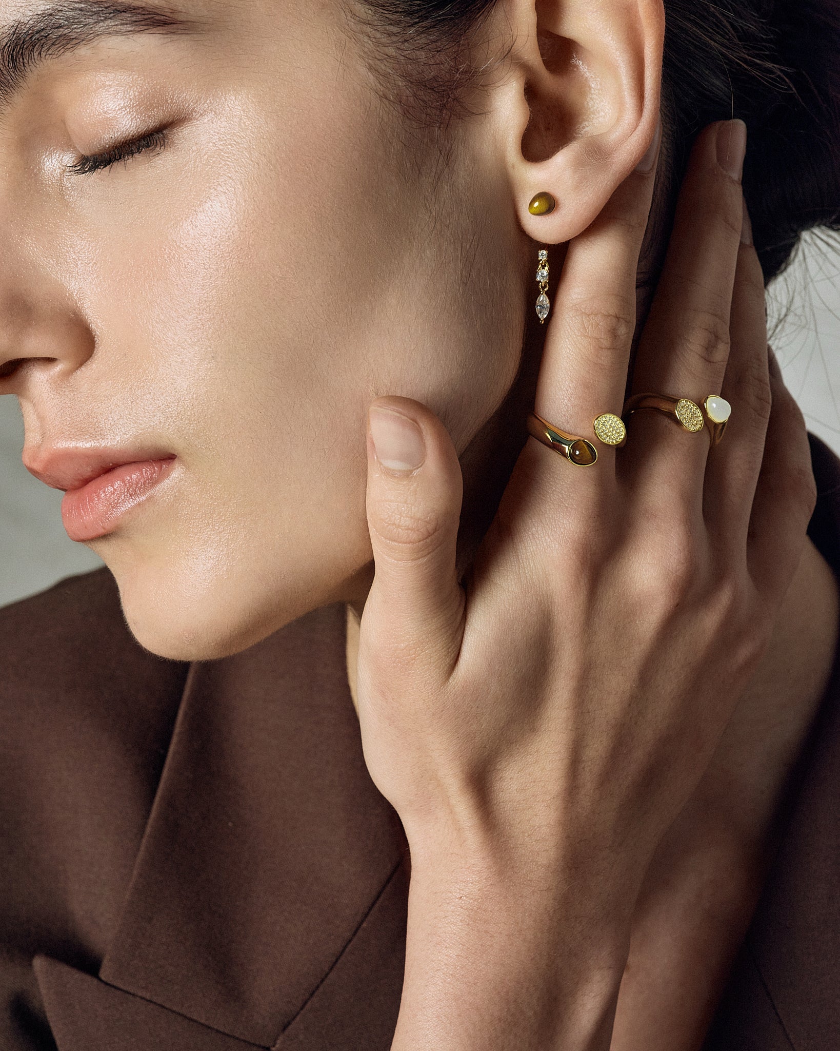 model wearing serpent ring and earrings gold FREQNC atelier