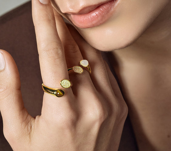 model wearing serpent ring gold FREQNC atelier