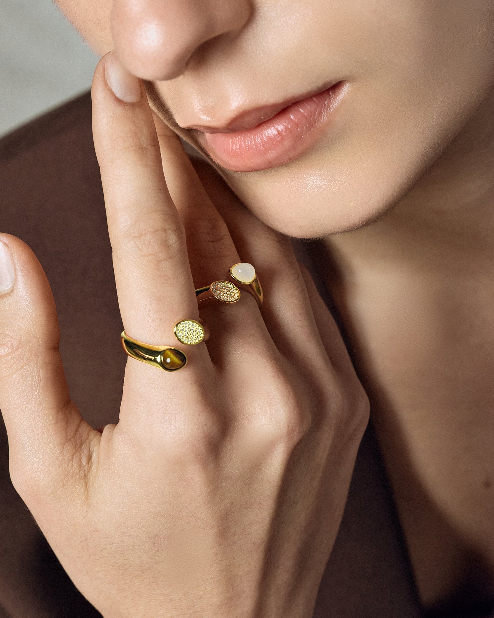 model wearing serpent ring gold FREQNC atelier